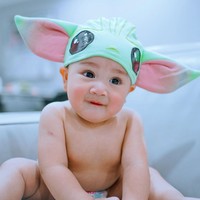 Nagita pun beberapa kali terlihat mendandani anaknya itu dengan kostum-kostum lucu. Seperti dalam foto yang satu ini ketika Rayyanza didandani mengenakan topi karakter Baby Yoda. Bikin pengin cubit kan? Foto: Instagram/@raffinagita1717