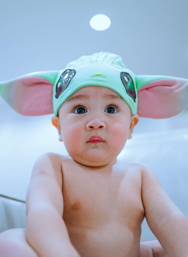 Tanpa mengenakan baju sambil memperlihatkan wajah tanpa ekspresi dan mata melotot, Rayyanza terlihat begitu lucu. Ditambah dengam pipi tembamnya yang memerah. Foto: Instagram/@raffinagita1717