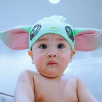 Tanpa mengenakan baju sambil memperlihatkan wajah tanpa ekspresi dan mata melotot, Rayyanza terlihat begitu lucu. Ditambah dengam pipi tembamnya yang memerah. Foto: Instagram/@raffinagita1717