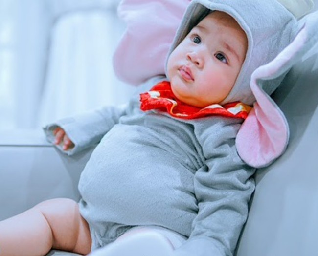 Sejak di dalam kandungan hingga saat ini, Rayyanza atau yang biasa dipanggil Cipuung selalu jadi perbincangan. Anak Raffi Ahmad dan Nagita Slavina itu selalu berhasil membuat publik merasa gemas melalui tingkah dan penampilannya, seperti dalam foto ini. Foto: Instagram/@raffinagita1717