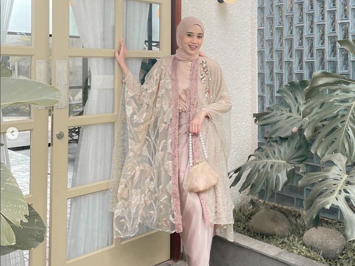 Rekomendasi kebaya wisuda untuk wanita berhijab. Rekomendasi kebaya wisuda untuk wanita berhijab.