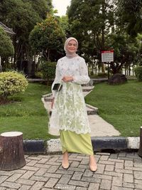 8 Inspirasi Kebaya Wisuda Yang Simpel Modern Dengan Hijab