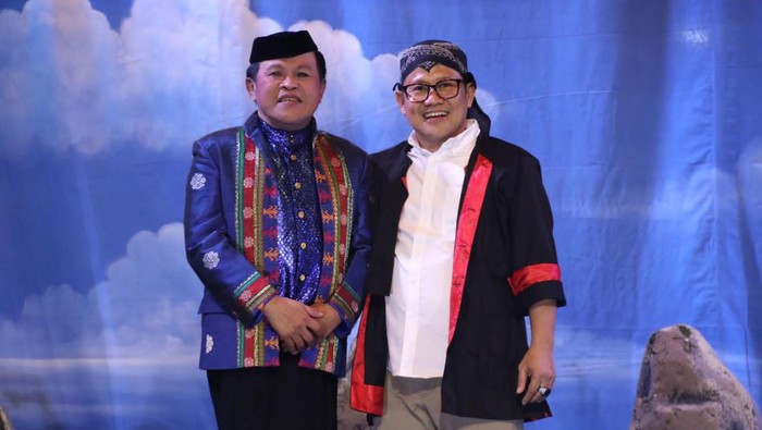 Saat Cak Imin Ludrukan Bareng Kirun dan Kartolo Ketua Umum Partai Kebangkitan Bangsa (PKB) Muhaimin Iskandar melakukan safari politik ke Bumi Reog Ponorogo, Jawa Timur. Disana, ia menyapa masyarakat Bumi Reyog sambil ludrukan bareng Kirun dan Kartolo.