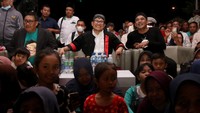 Masyarakat yang sudah haus hiburan semenjak pandemi covid-19 melanda Indonesia, malam itu tumpah ruah di halaman alun-alun Batarangin untuk menyaksikan langsung sosok Cak Imin dari dekat dan menikmati hiburan ludruk dengan bintang tamu Kirun dan Kartolo.