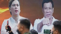Poster bergambar Presiden Filipina bersanding dengan anaknya, Sara Duterte saat pendaftaran capres-cawapres ke KPU Filipina, Senin (15/11/2021).  (AP Photo/Aaron Favila)