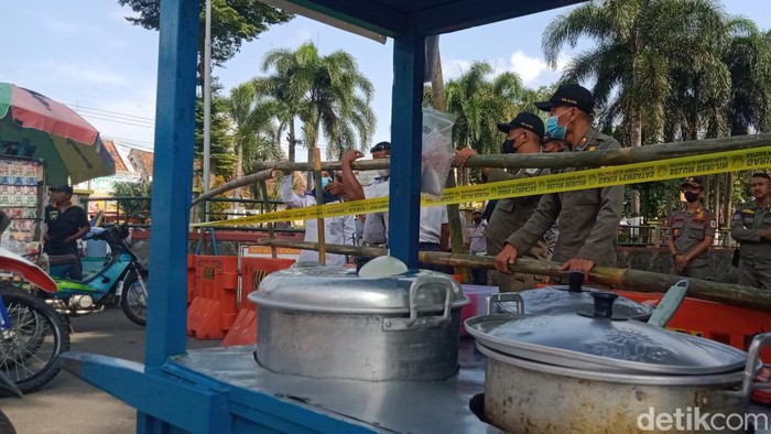 Satpol PP Klaten memasang pagar bambu untuk menghalangi PKL masuk ke kawasan alun-alun, Senin (20/6/2022).