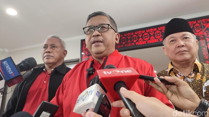 Sekjen PDIP Hasto Kristiyanto (tengah) (Rizky AM/detikcom)