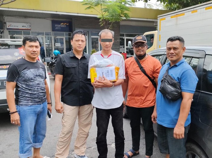 Seorang pengedar narkoba (kaos putih) di Kabupaten Semarang ditangkap Direktorat Reserse Narkoba Polda Jawa Tengah.