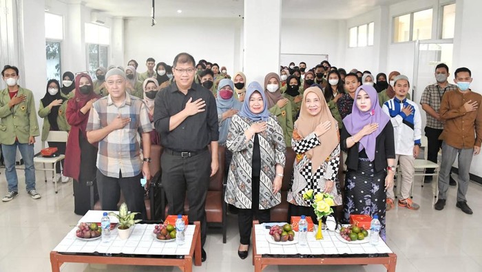 Kepala Bagian Pemberitaan dan Hubungan Antar Lembaga Biro Humas Setjen MPR Budi Muliawan saat menjadi pembicara di Fakultas Ekonomi Universitas Djuanda (FE Unida) di Kampus Unida, Bogor, Jawa Barat, Jumat (17/6).