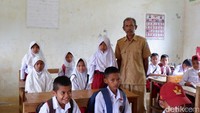Siswa SD di pedalaman Bone tetap rajin ke sekolah meski harus melewati bahaya selama perjalanan sejauh 7 km. Foto: (Agung Pramono/detikSulsel)