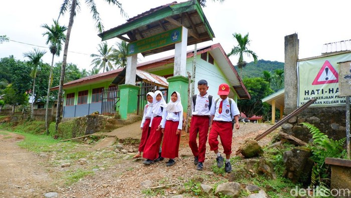 Siswa SD Inpres 5/81 Tapong, Kecamatan Tellu Limpoe, Bone, Sulawesi Selatan (Sulsel) jalan kaki ke sekolah sejauh 7 km dengan bekal parang untuk keamanan.