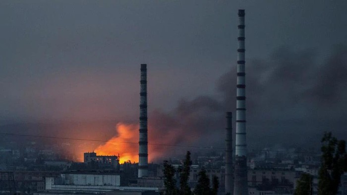 Smoke and flame rise after a military strike on a compound of Sievierodonetsks Azot Chemical Plant, as Russias attack on Ukraine continues, in Lysychansk, Luhansk region, Ukraine June 18, 2022. REUTERS/Oleksandr Ratushniak