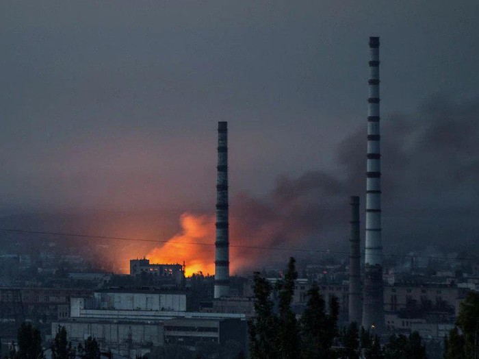 Smoke and flame rise after a military strike on a compound of Sievierodonetsks Azot Chemical Plant, as Russias attack on Ukraine continues, in Lysychansk, Luhansk region, Ukraine June 18, 2022. REUTERS/Oleksandr Ratushniak