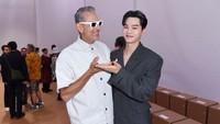 Song Kang berfoto bersama Jeff Goldblum. Foto: Getty Images for Prada/Jacopo M. Raule