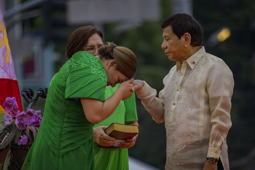 Sara Duterte-Caprio dilantik menjadi wakil presiden Filipina. Putri Rodrigo Duterte itu sebelumnya terpilih jadi wakil presiden mendampingi Ferdinand Marcos Jr.