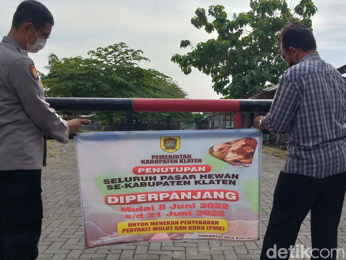 Spanduk penutupan pasar hewan Jatinom, Kecamatan Jatinom, Senin (20/6/2022).
