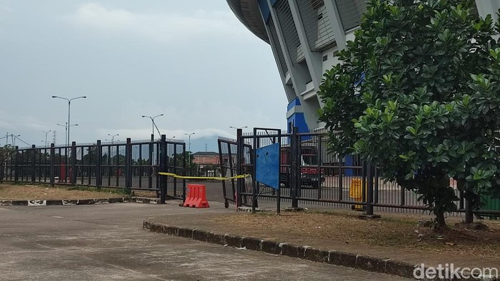 Stadion GBLA dipasangi garis polisi.