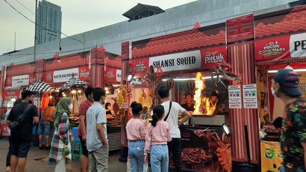 Hal pertama yang akan pengunjung temukan adalah beragam stan makanan yang berjejer di sepanjang jalan. 