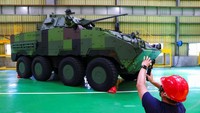 Senapan mesin Mk44 Bushmaster 30mm memiliki jarak tembak efektif hingga 3 km.  