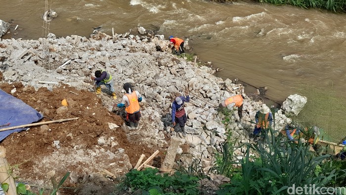 Tembok antilongsor Cilebut, Kabupaten Bogor, malah longsor. Ini kondisi 20 Juni 2022. (M Sholihin/detikcom)