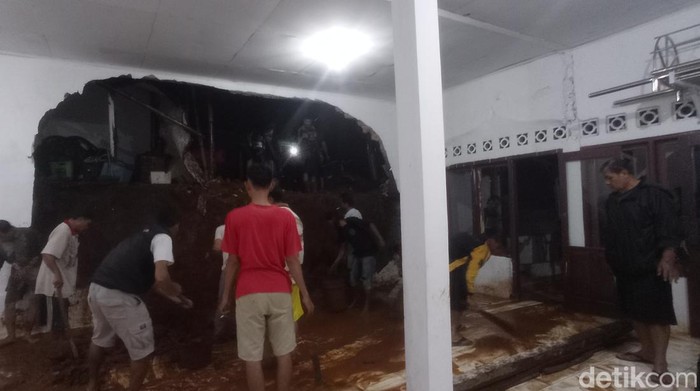 Tembok masjid di Kampung Ciranji Desa Sirnagalih Kecamatan Cilaku jebol usai diterjang banjir dan puting beliung