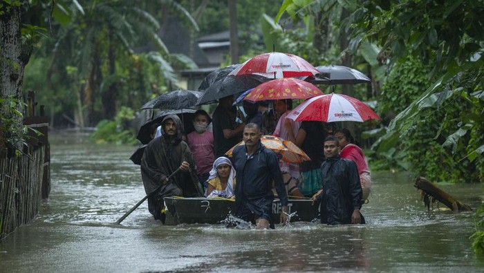 Indian army personnel rescue flood-affected villagers on a boat in Jalimura village, west of Gauhati, India, Saturday, June 18, 2022. (AP Photo/Anupam Nath)