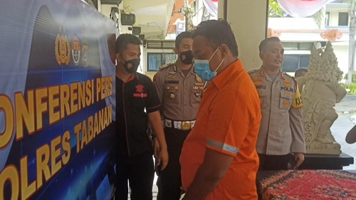 Tersangka sekaligus sopir bus pariwisata dalam tabrakan beruntun di Banjar Pacung, Desa/Kecamatan Baturiti, kini ditahan di Polres Tabanan.