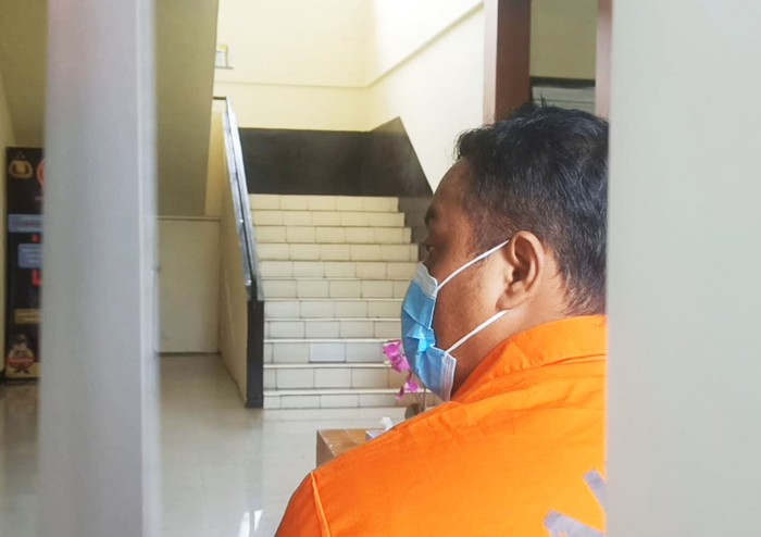 Tersangka sopir bus maut, Agus Supriyanto (38) saat di Polres Tabanan, Senin (20/6/2022)