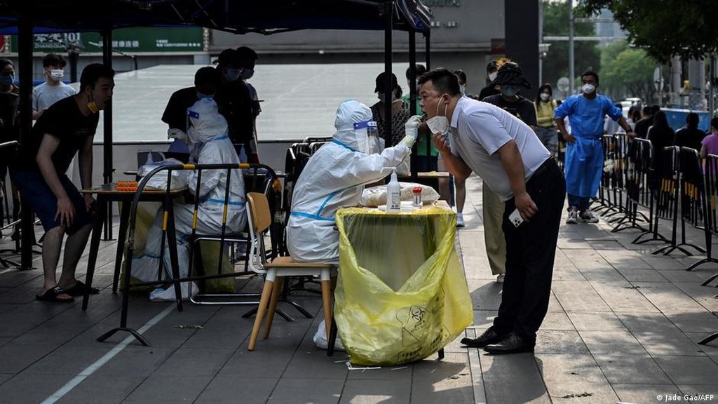 Tes Massal COVID-19 di China Menghasilkan Gunungan Sampah