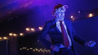 Seorang peserta bernama Rob Palmer bergaya cosplay Donald Trump tampil selama Kejuaraan Gitar Udara Thailand 2022 di Bangkok, Sabtu, (18/6/2022).