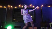 Peserta gitar udara menampilkan berbagai gaya unik mereka dengan memakai kostum atau cosplay.