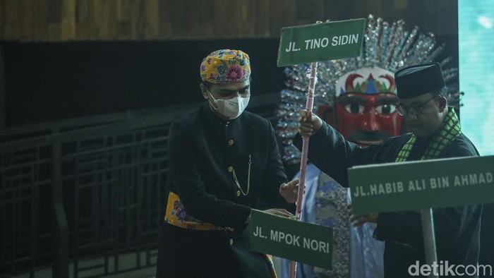 Gubernur DKI Jakarta Anies Baswedan meresmikan perubahan 22 nama jalan di wilayah Jakarta. Nama-nama jalan itu diambil dari nama tokoh-tokoh Betawi.