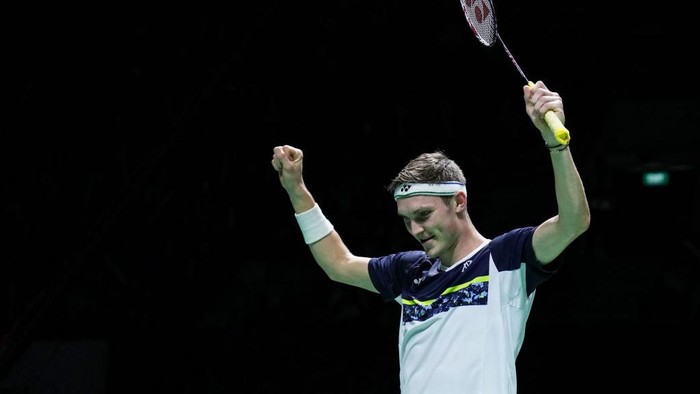JAKARTA, INDONESIA - JUNE 19: Viktor Axelsen of Denmark celebrates the victory in the Mens Single Final match against Zhao Junpeng of China on day six of the Indonesia Open at Istora Senayan on June 19, 2022 in Jakarta, Indonesia. (Photo by Shi Tang/Getty Images)