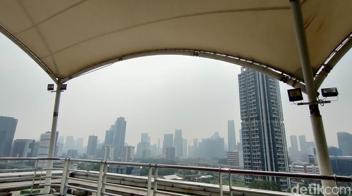 Kualitas udara Jakarta hari ini kembali jadi sorotan. Tak hanya masuk kategori tidak sehat, kualitas udara Jakarta juga masuk dalam daftar yang terburuk sedunia