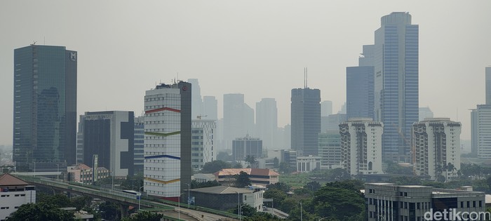 Kualitas udara Jakarta hari ini kembali jadi sorotan. Tak hanya masuk kategori tidak sehat, kualitas udara Jakarta juga masuk dalam daftar yang terburuk sedunia
