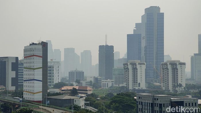 Wajah Ibu Kota yang Diselimuti Polusi Kualitas udara Jakarta hari ini kembali jadi sorotan. Tak hanya masuk kategori tidak sehat, kualitas udara Jakarta juga masuk dalam daftar yang terburuk sedunia