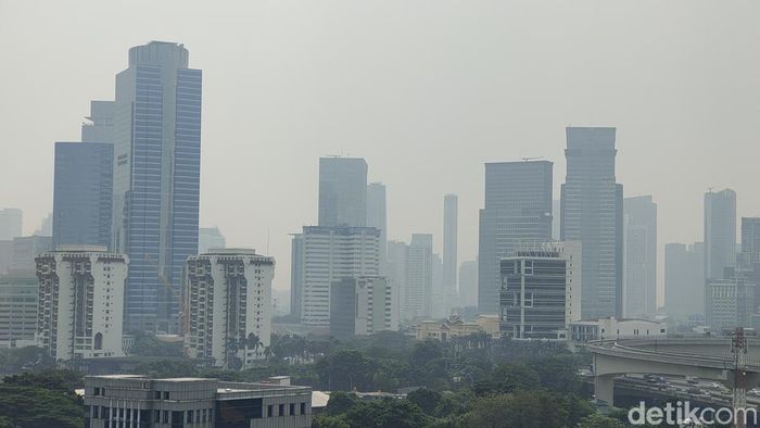 Kualitas udara Jakarta hari ini kembali jadi sorotan. Tak hanya masuk kategori tidak sehat, kualitas udara Jakarta juga masuk dalam daftar yang terburuk sedunia