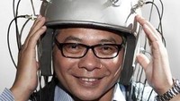 Warsito P. Taruno adalah peneliti Indonesia yang pernah berkarier di Shizuoka University, Jepang. Sepulang dari Jepang, ia berniat membantu sang kakak yang mengidap kanker payudara stadium IV. Kemudian, ia membuat alat terapi kanker bernama Electro-Capacitive Cancer Therapy (ECCT). Dok. Facebook/SetrumWarsito  