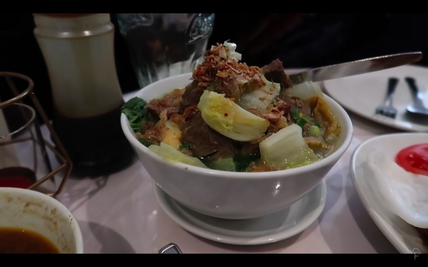 YouTuber Inggris Sebut 5 Makanan Indonesia Ini Paling Enak