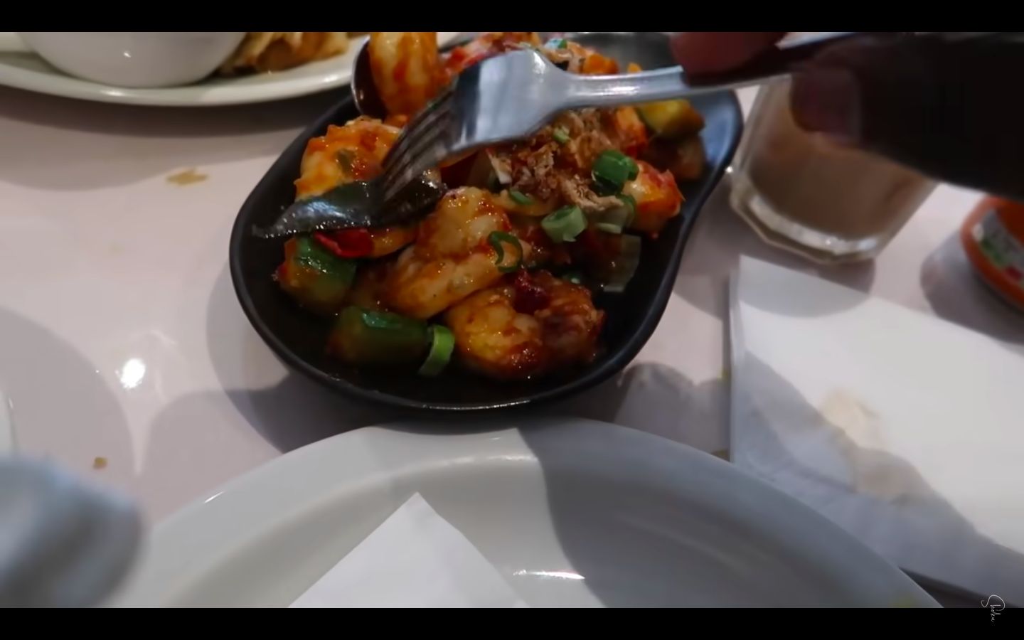 YouTuber Inggris Sebut 5 Makanan Indonesia Ini Paling Enak