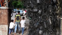 Saking semrawutnya, jaringan kabel yang seharusnya menggantung itu meluber hingga ke tanah.