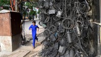 Nih gaes penampakan jaringan kabel paling semrawut di kawasan Dhaka, Bangladesh, Senin (20/6/2022).