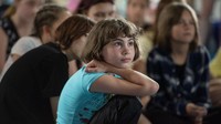 Anak-anak mendengarkan pidato dari para staf perkemahan musim panas di Kyiv, Ukraina, Senin (20/6/2022).