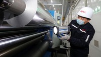 Aluminium foil dibuat dengan menggulung lembaran luminium raksasa dan dibuat dengan ukuran ketebalan dibawan 0.2 mm. Ada pula yang memiliki ketebalan hingga 0,006 mm.
