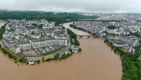 Curah hujan paling besar dalam beberapa tahun terakhir telah memicu banjir dan tanah longsor di wilayah China bagian selatan. Situasi bencana ini memaksa ratusan ribu orang mengungsi. 