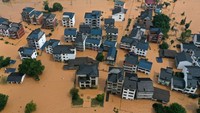 Menurut para pejabat setempat, ratusan ribu orang yang dievakuasi merupakan bagian dari 480.000 orang yang terdampak hujan deras dan banjir.