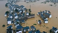 Laporan media lokal menyebut wilayah Guangxi dilanda banjir terparah sejak tahun 2005. Otoritas meteorologi menyatakan ketinggian air di 28 sungai yang ada di wilayah tersebut telah melampaui batas peringatan, dengan hujan terus mengguyur pada Selasa (21/6) waktu setempat. Sementara otoritas Provinsi Jiangxi merilis red alert untuk banjir pada Senin (20/6) waktu setempat.