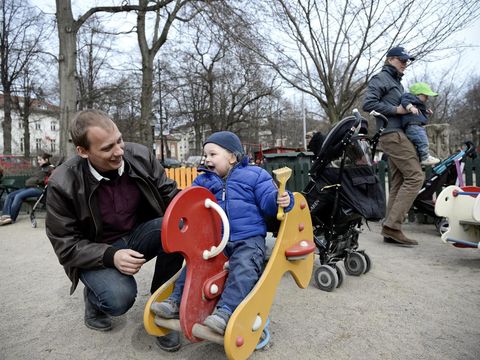 TO GO WITH AFP STORY BY CAMILLE BAS-WOHLERT:Swede Set Moklint plays with his kid Wilhelm during his paternity leave at Humlegarden park in Stockholm on April 24, 2013.  AFP PHOTO / JONATHAN NACKSTRAND        (Photo credit should read JONATHAN NACKSTRAND/AFP via Getty Images)