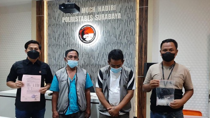 2 tersangka kurir narkoba yang diamankan Polrestabes Surabaya