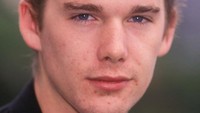 Begini penampilan Ethan Hawke saat hadir di Deauville American Film Festival tahun 1991. (Foto: Gamma-Rapho via Getty Images/Pool GARCIA/PICOT) 